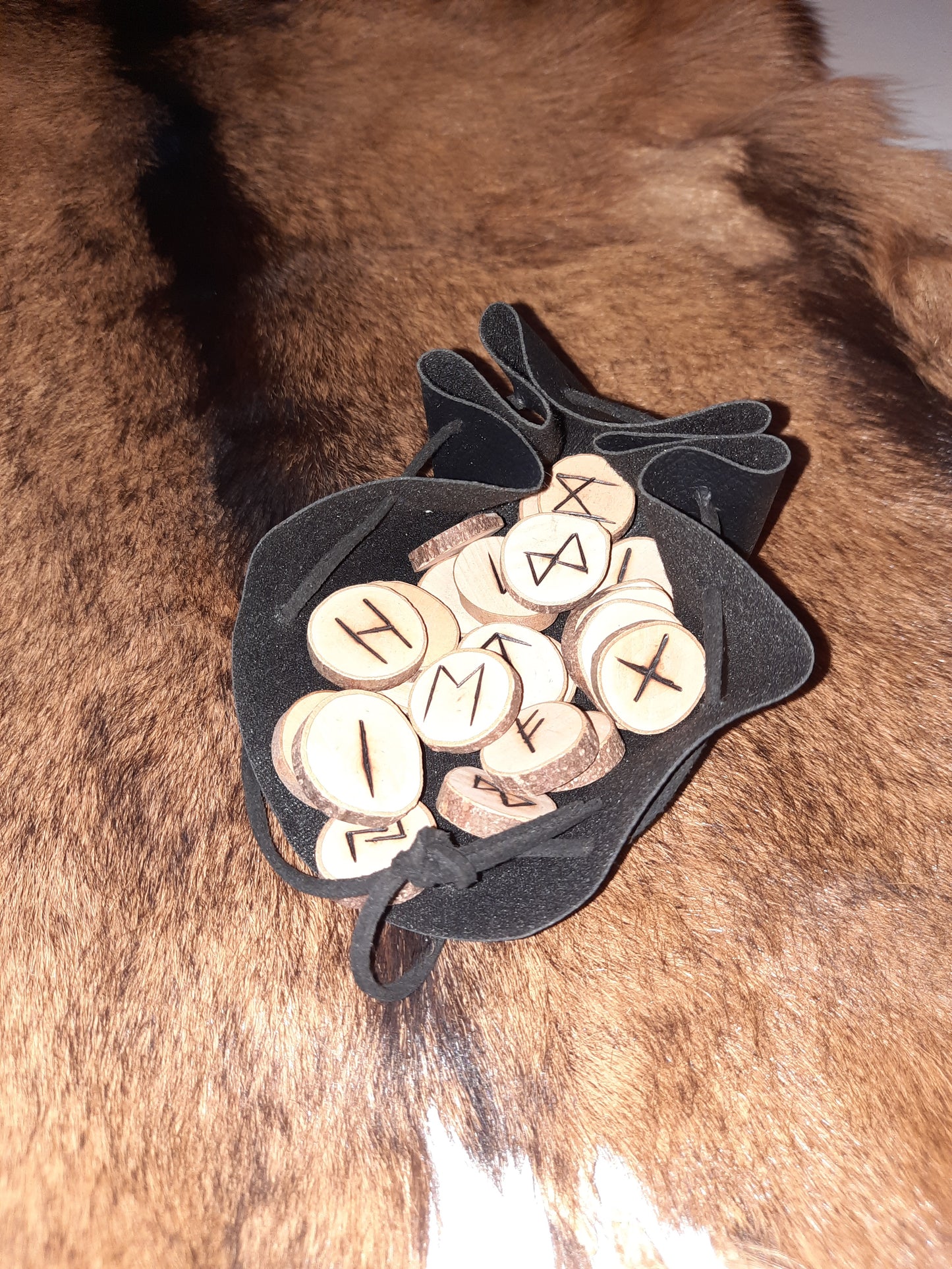 Runenorakel aus Holz inkl. Säckchen