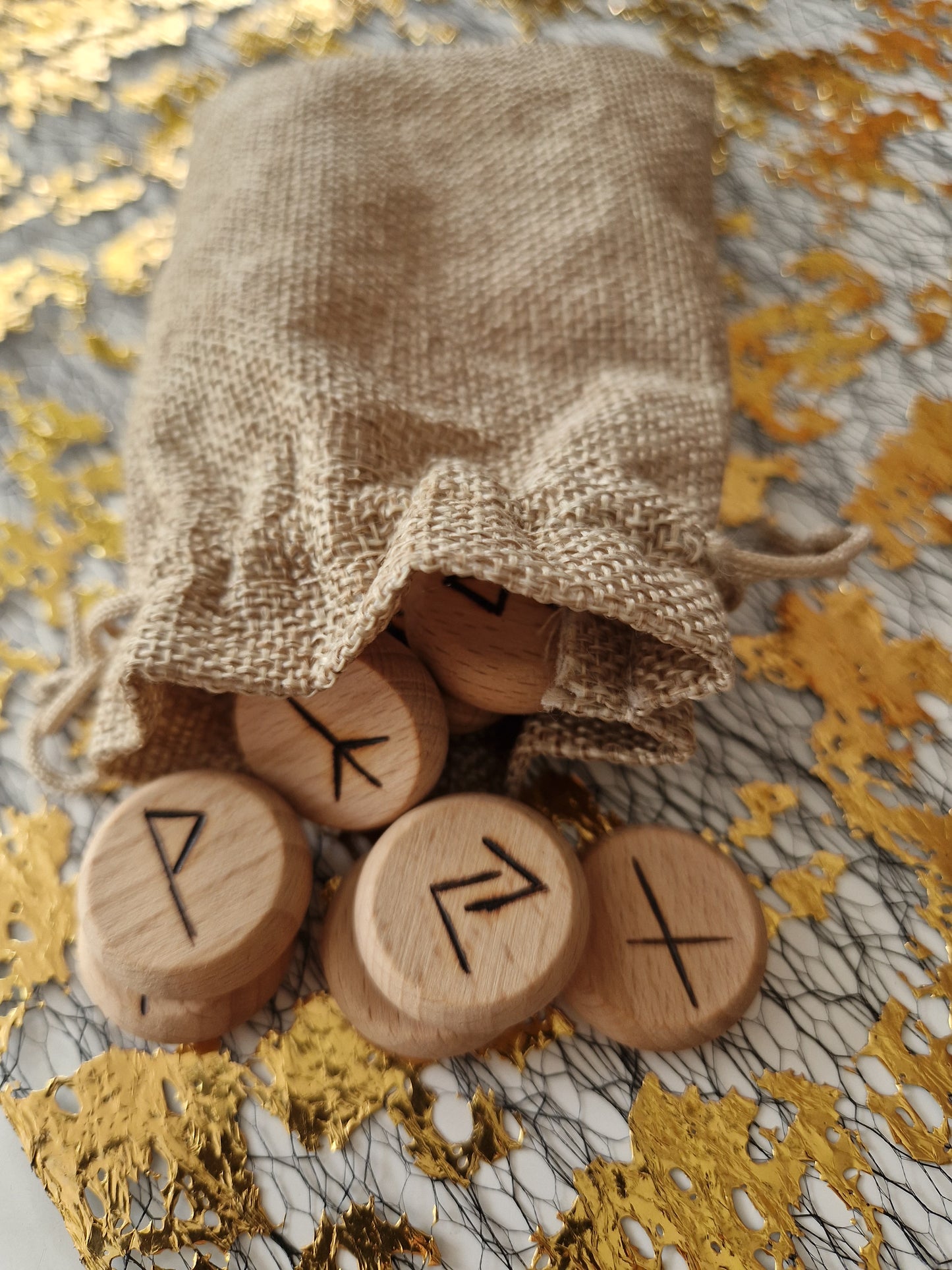 Runenorakel aus Buche im Jutesack