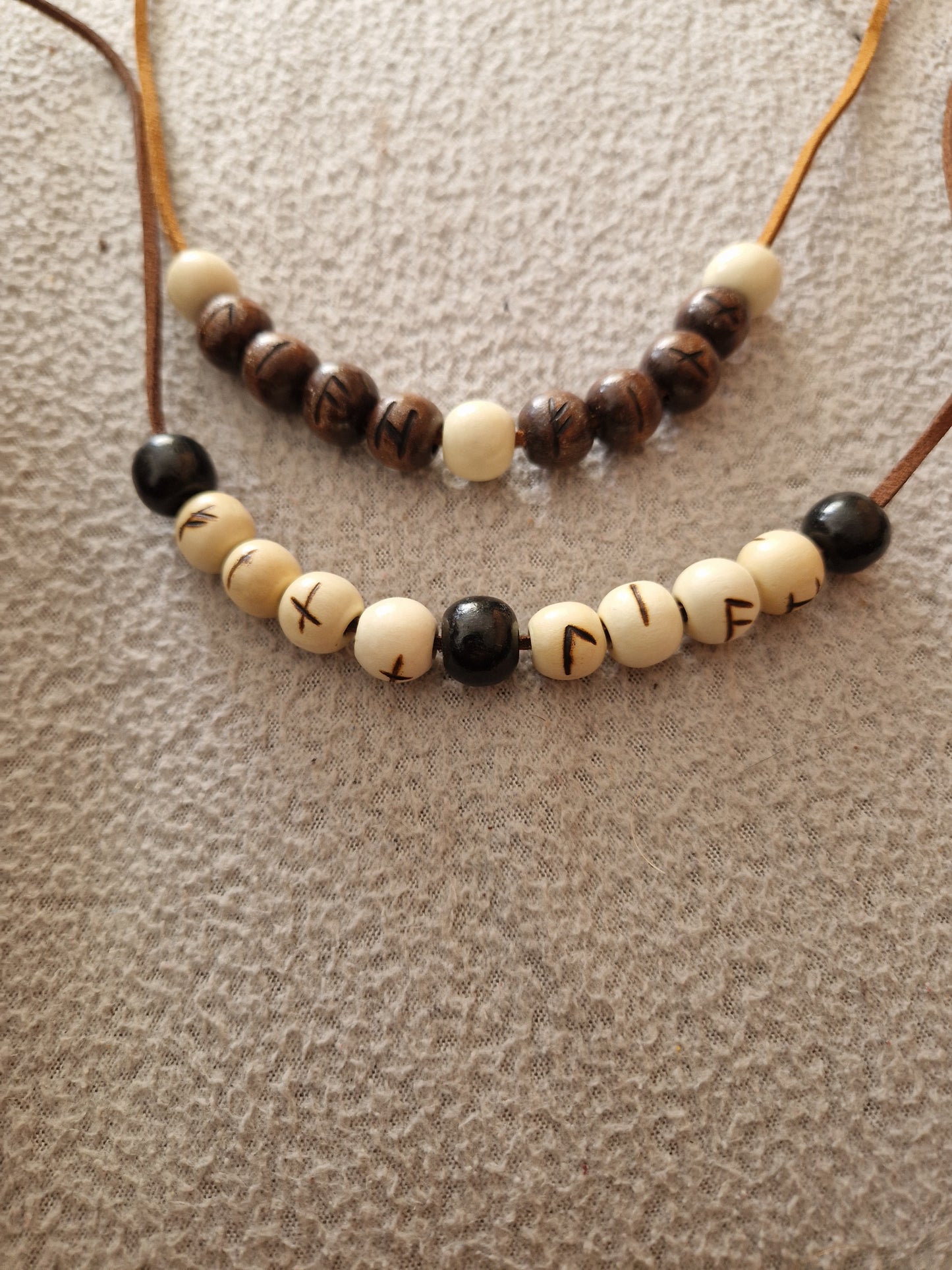 Armbänder und Fußketten