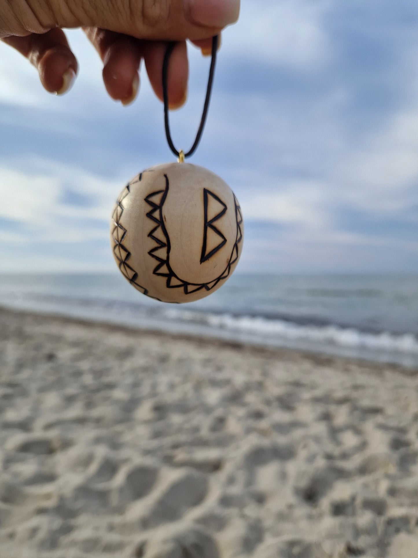 Yule- Baumkugeln mit Runen