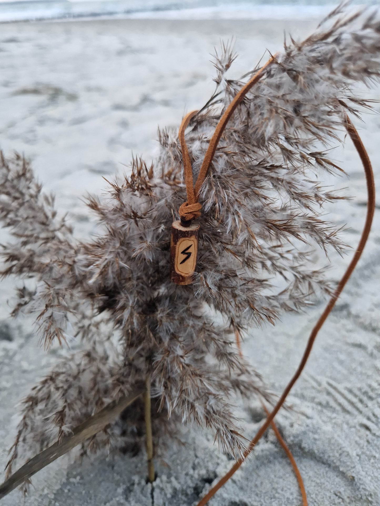 Runenkette aus Holzästen