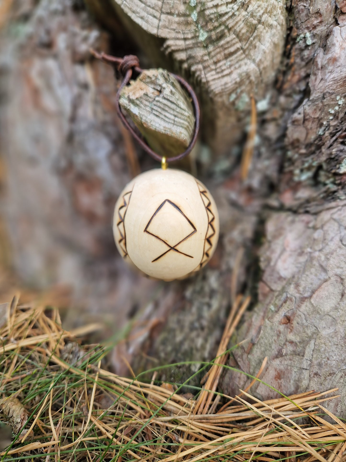 Yule- Baumkugeln mit Runen