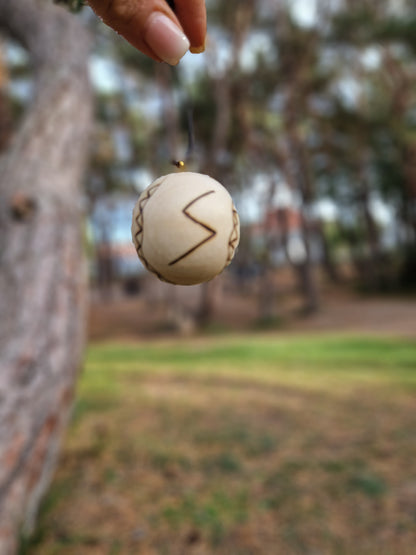 Yule- Baumkugeln mit Runen