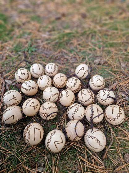 Yule- Baumkugeln mit Runen
